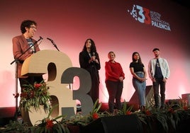 David Montes, junto a los otros tres jóvenes creadores, interviene en la inauguración, anoche en el Teatro Ortega en una gala presentada por Nacho Blanco, a la izquierda.