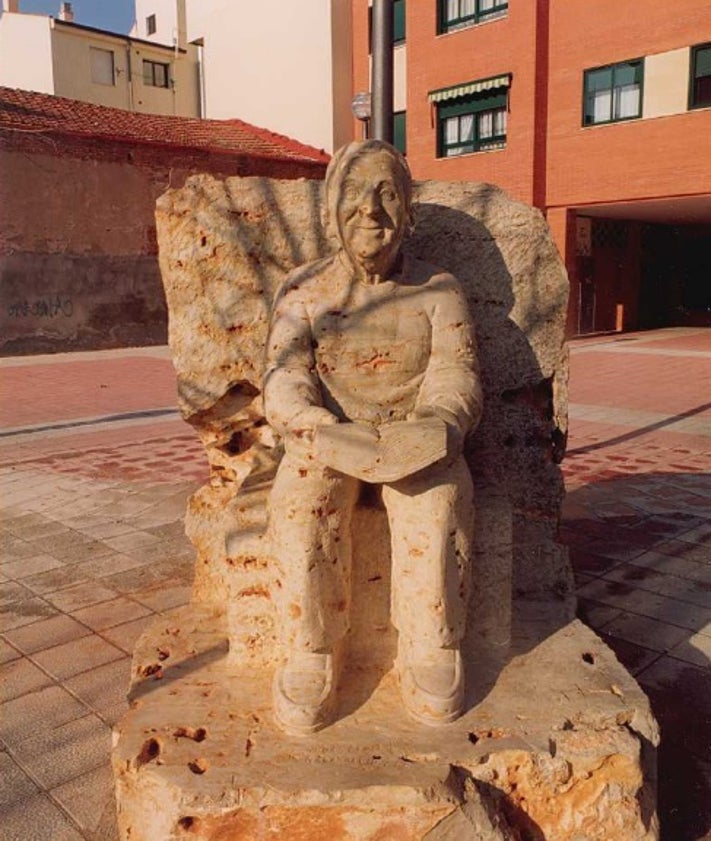 Imagen secundaria 2 - Arriba, Millán Santos en la inauguración del Centro Cívico de las Delicias en 1983. Abajo, interior de la parroquia en los años 70 y escultura dedicada al párroco en la calle Carmelo.