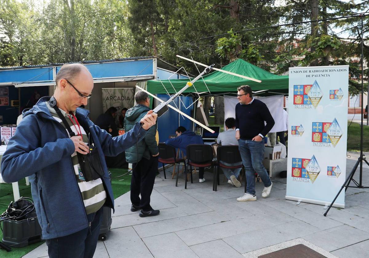 Radioaficionados prueban sus equipos en la feria de Jardinillos.