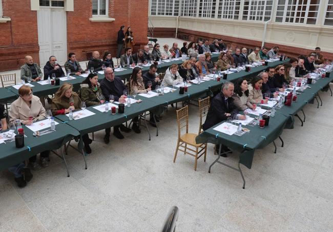 Participantes en la cata dirigida escuchan con atención las aportaciones de los expertos.