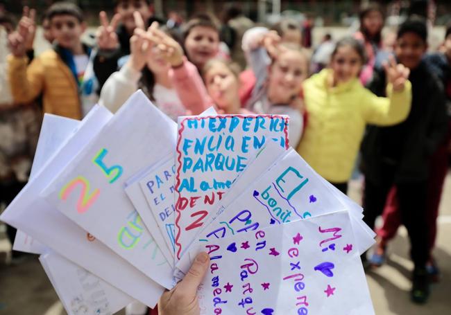 Los niños escribieron cartas exponiendo sus mejores recuerdos en el cole