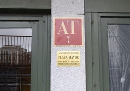 Imagen de archivo de un cartel de un apartamento turístico de Valladolid.