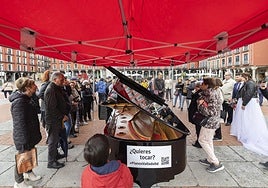 El público alrededor del piano instalado en la Plaza Mayor.