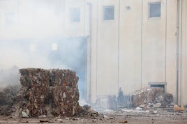 Los Bomberos supervisan el trabajo en la planta de reciclaje de la empresa Marepa.