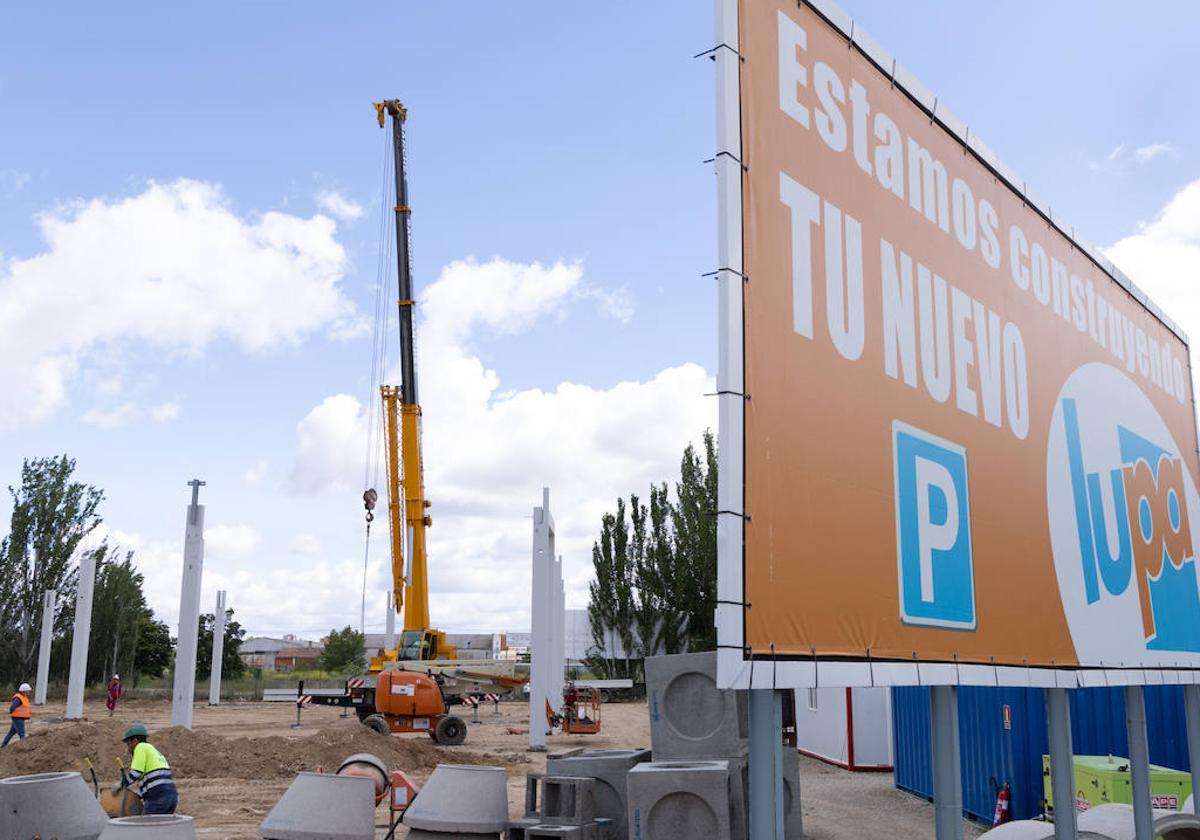 Obras del nuevo Lupa en la confluencia de la calle Barcelona con el Camino Viejo de Simancas.