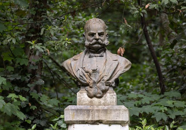 Busto de Miguel Íscar.