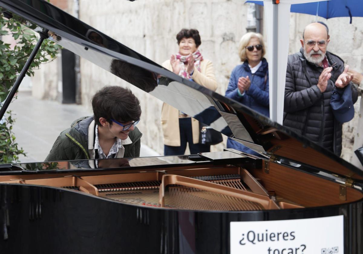 Un joven toca un piano instalado este viernes en el centro de Valladolid.