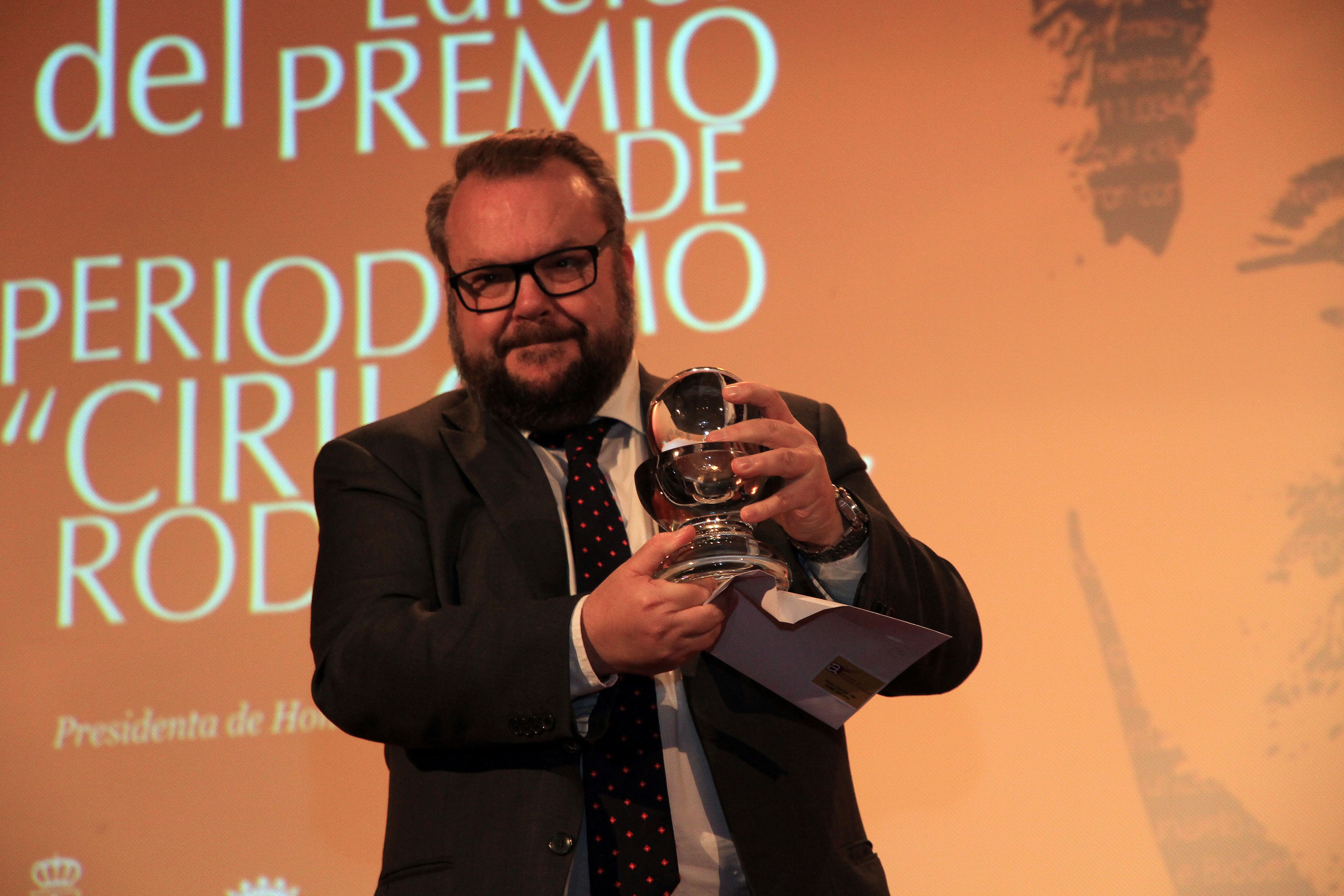 Luis de Vega, con el galardón.