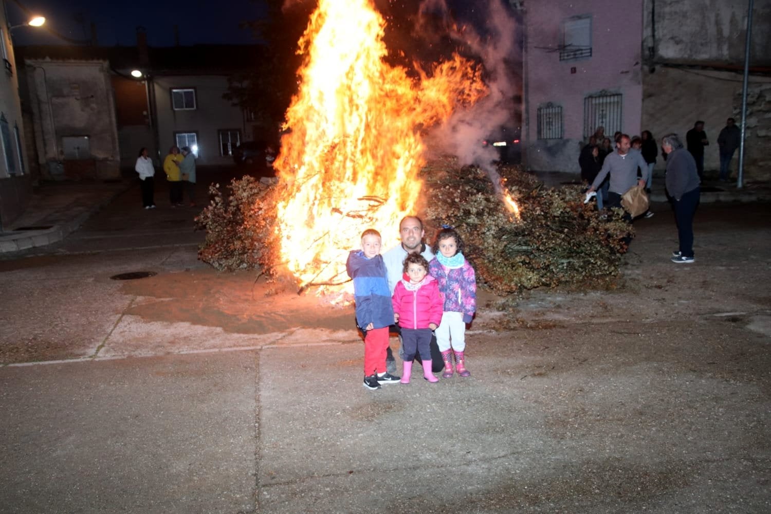 Torquemada, fiel a la tradición con la hoguera y la ofrenda a San Isidro