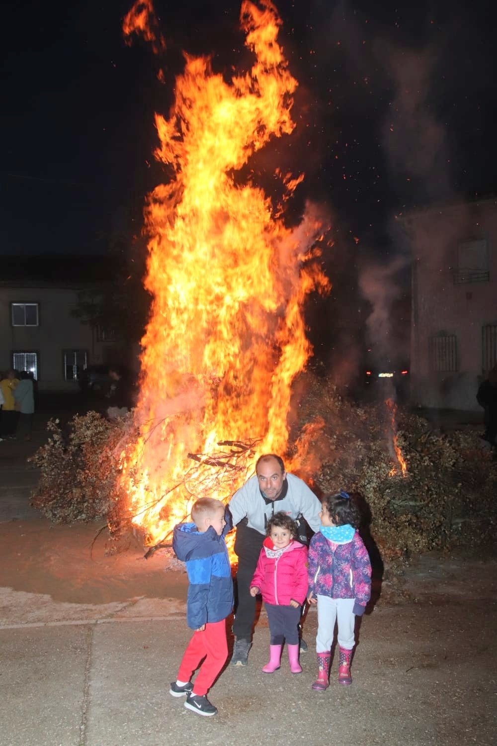 Torquemada, fiel a la tradición con la hoguera y la ofrenda a San Isidro