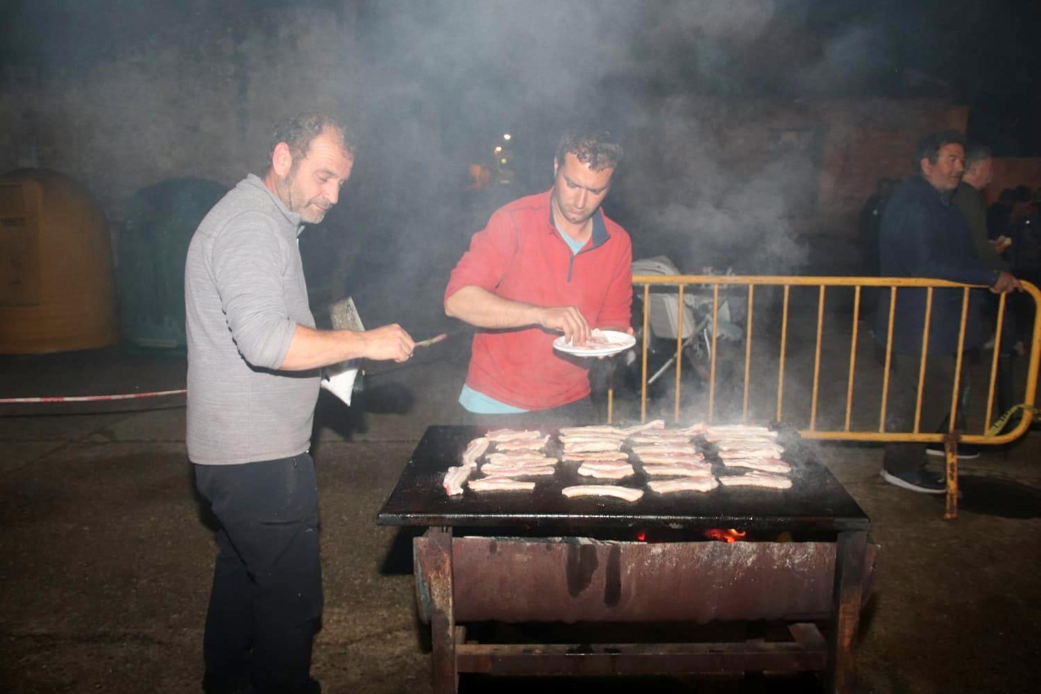 Torquemada, fiel a la tradición con la hoguera y la ofrenda a San Isidro