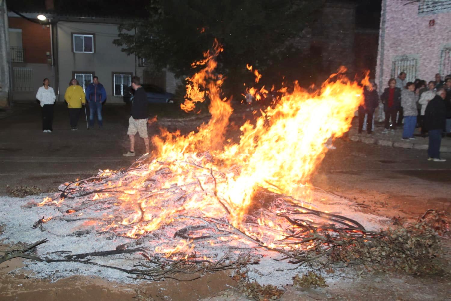 Torquemada, fiel a la tradición con la hoguera y la ofrenda a San Isidro