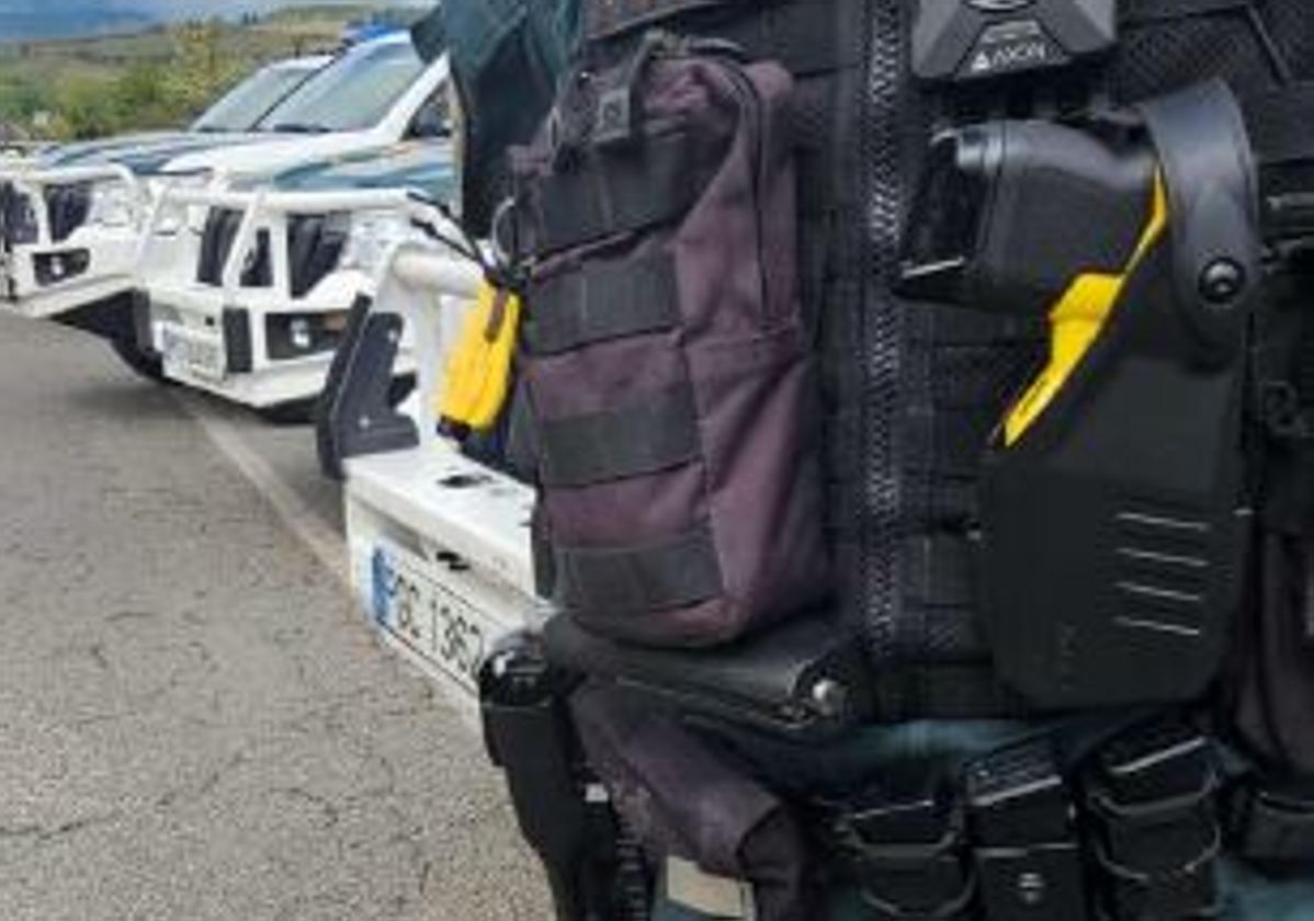 Un guardia civil de Castilla y León con una taser.