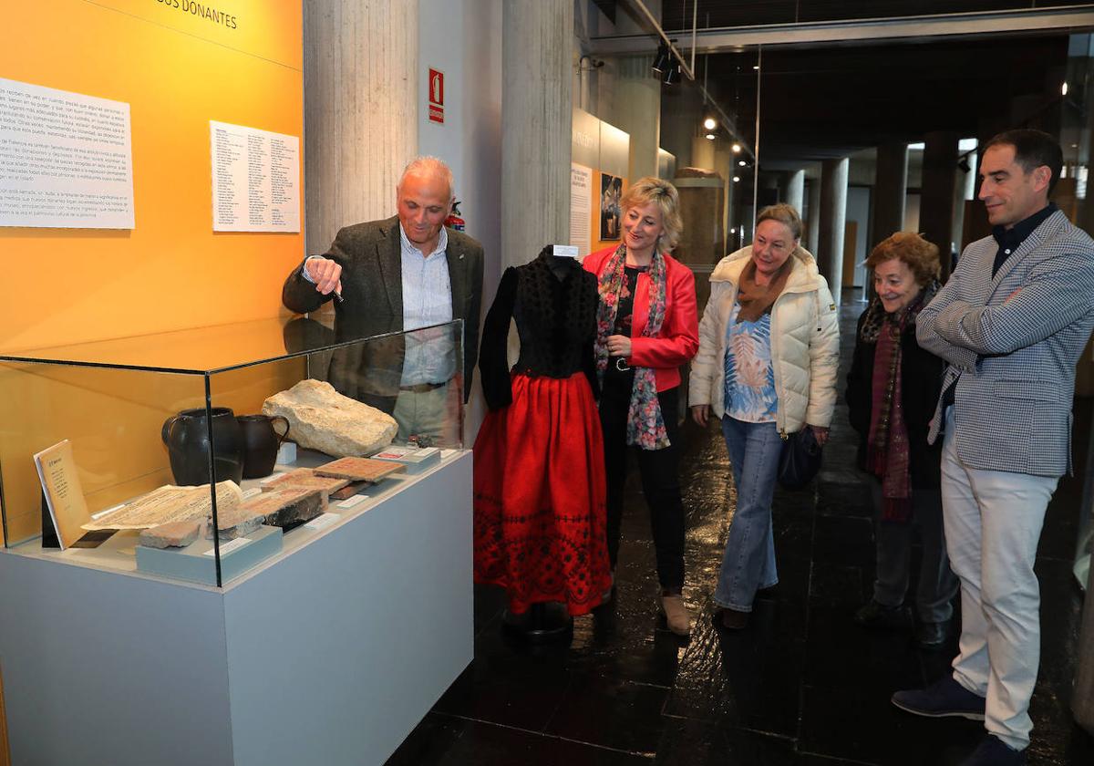 El director del Museo de Palencia, Javier Pérez, muestra los objetos incluidos en la vitrina.
