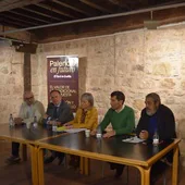 Vícor González Franco, Ignacio Fernández Sobrino, María José Ortega, Paco Hevia y Carlos Aganzo durante el debate celebrado en la Biblioteca Pública de Aguilar de Campoo.