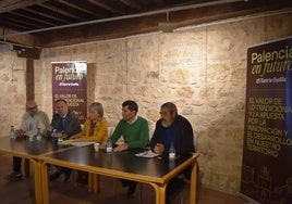 Vícor González Franco, Ignacio Fernández Sobrino, María José Ortega, Paco Hevia y Carlos Aganzo durante el debate celebrado en la Biblioteca Pública de Aguilar de Campoo.