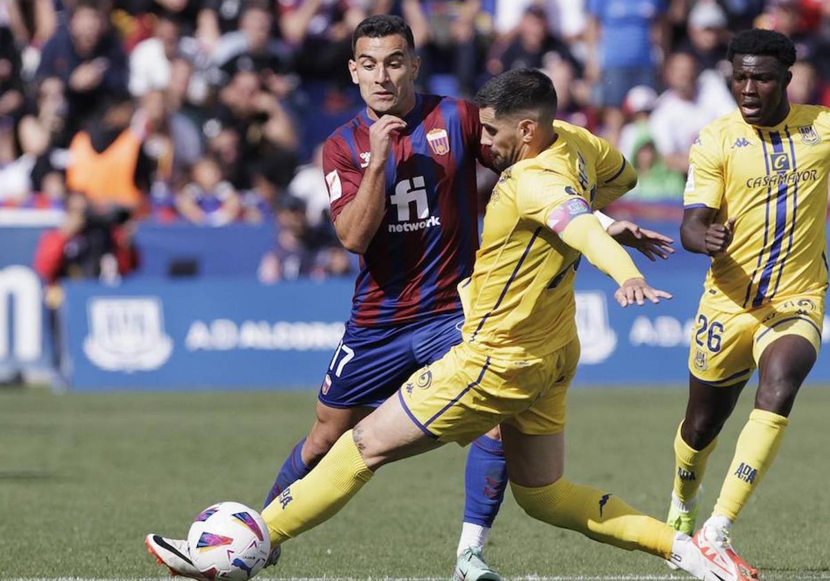Chema Rodríguez corta un balón ante Jesús Clemente en el Alcorcón-Eldense de hace tres jornadas.