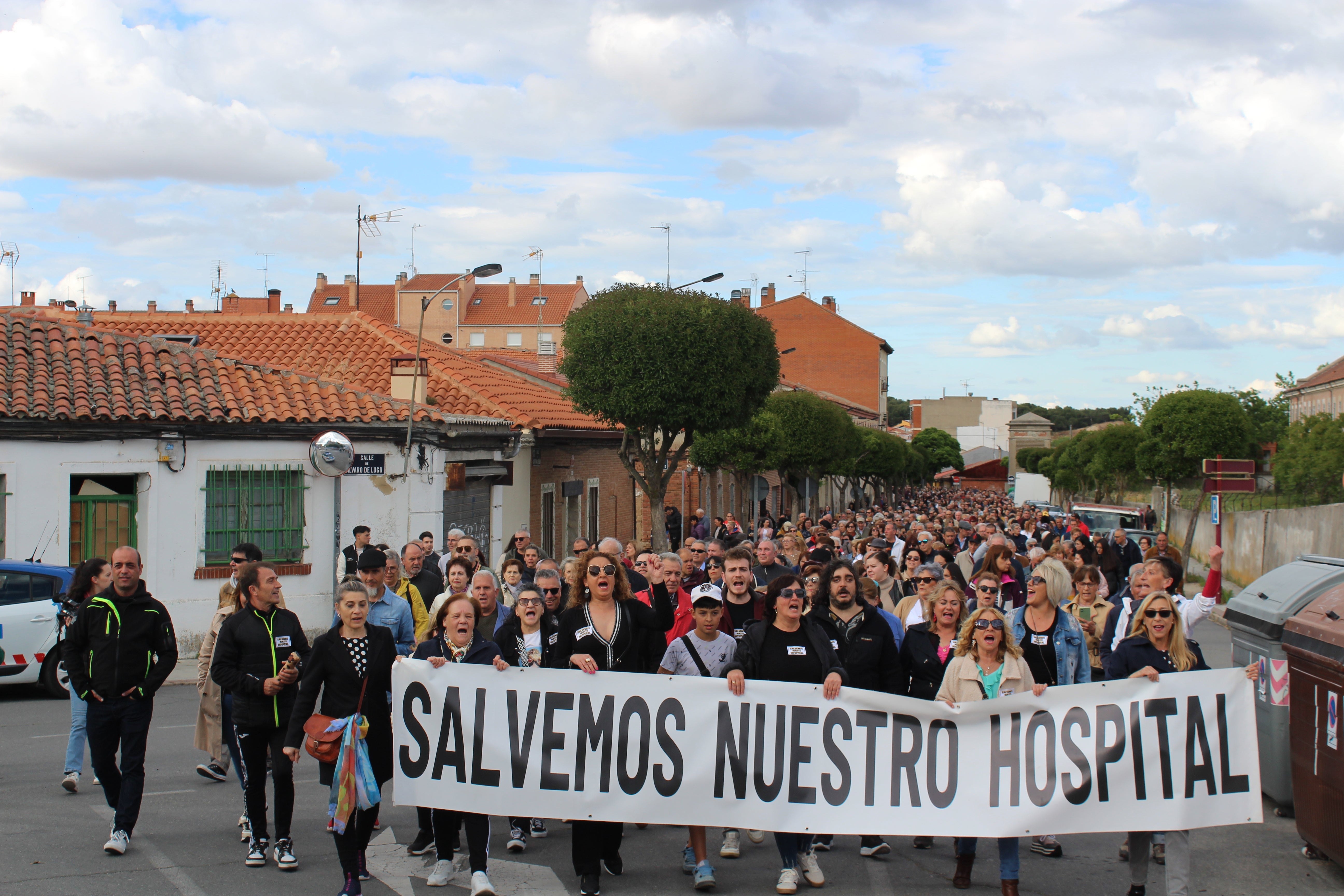 Miles de personas se manifiestan en Medina del Campo en defensa del Hospital Comarcal