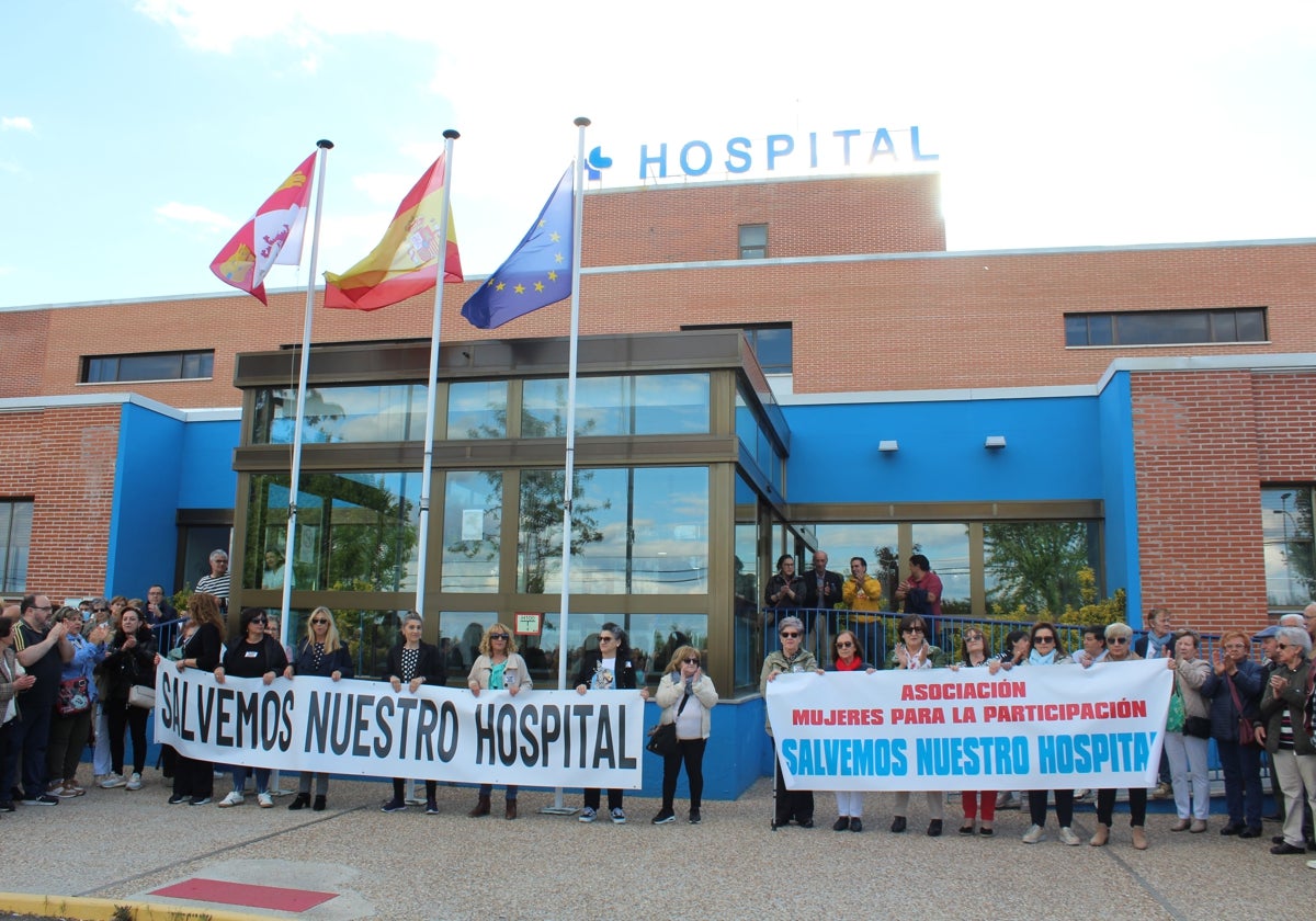 Manifestantes a las puertas del hospital de Medina del Campo