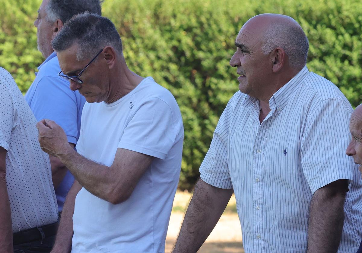 Juan Antonio Redondo, a la derecha, viendo un partido del Becerril.