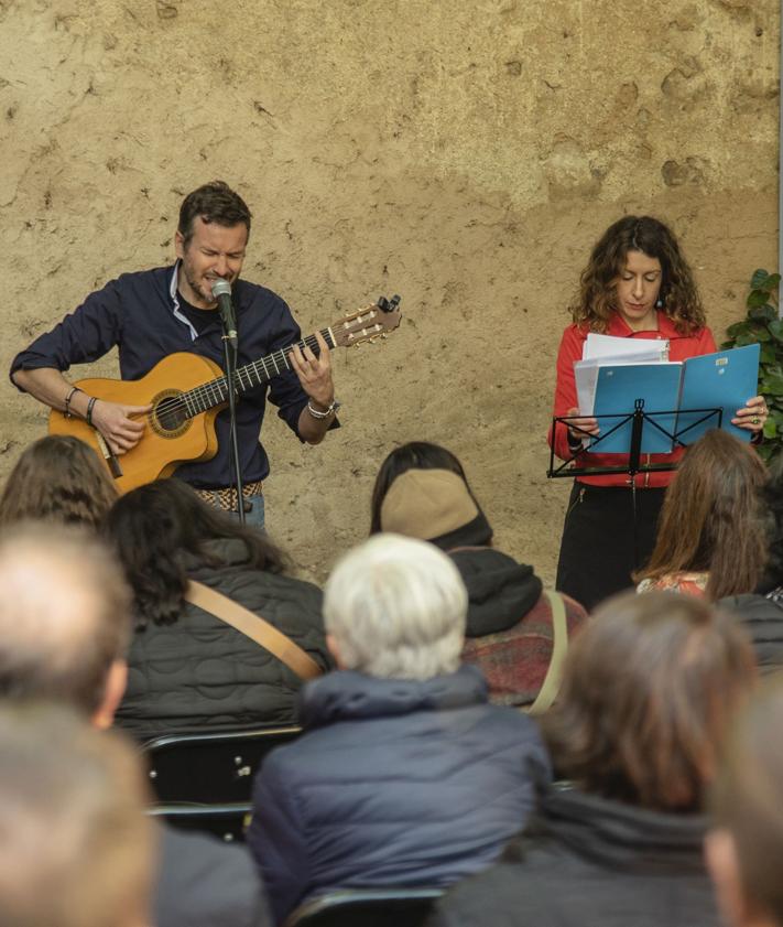 Imagen secundaria 2 - Arriba, visita guiada a una exposición en el Museo de Segovia; abajo a la izquierda, actividad en el Esteban Vicente con familias, y a al derecha, recital poético en la Casa-Museo Antonio Machado. 