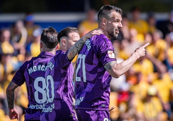 Negredo celebra el gol que permitió empatar al Real Valladolid a domicilio frente al Alcorcón.