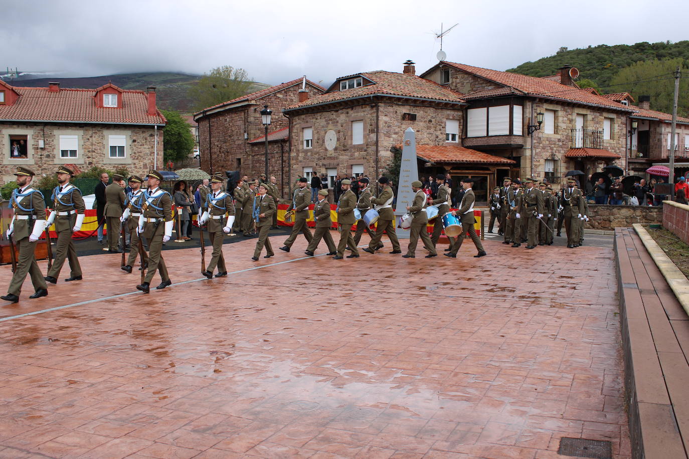 Brañosera rinde homenaje a la bandera de España