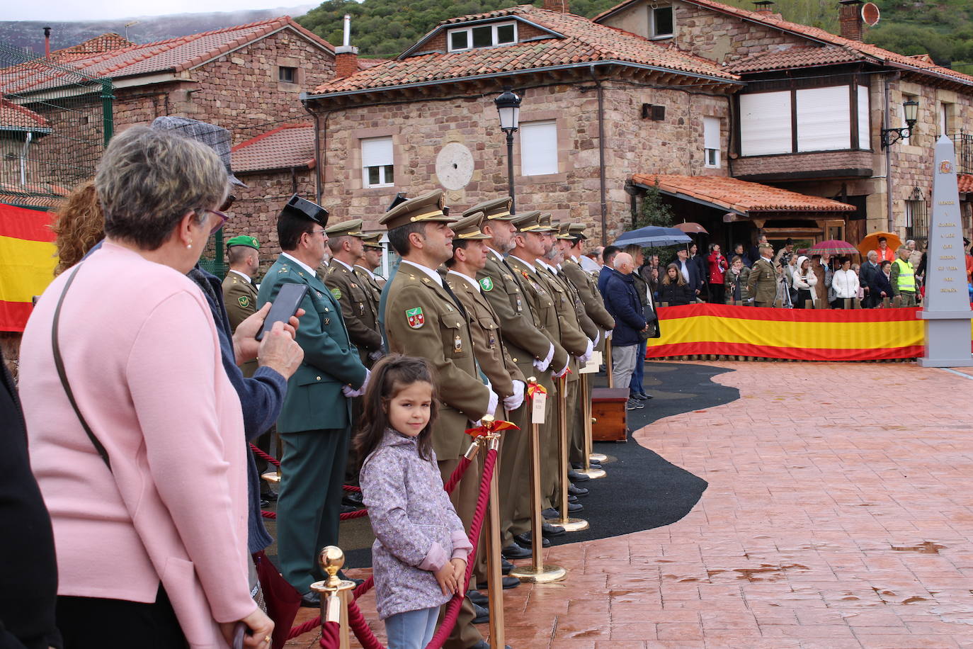 Brañosera rinde homenaje a la bandera de España