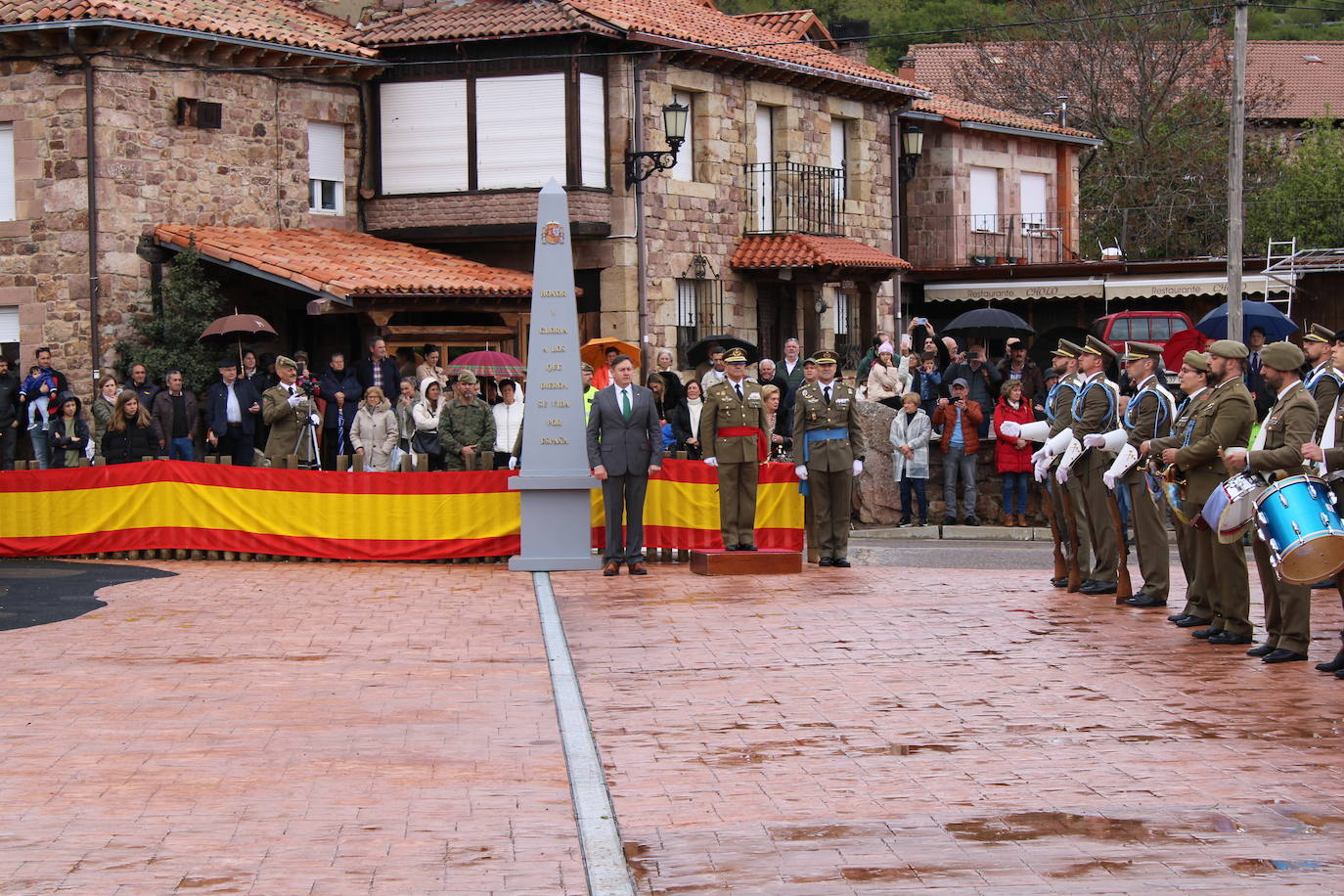 Brañosera rinde homenaje a la bandera de España