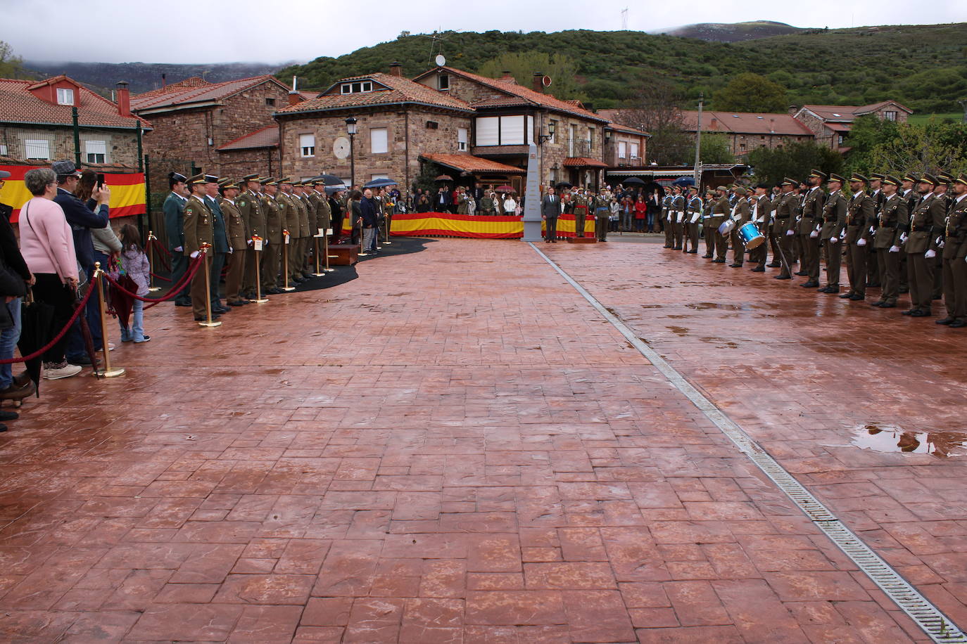 Brañosera rinde homenaje a la bandera de España