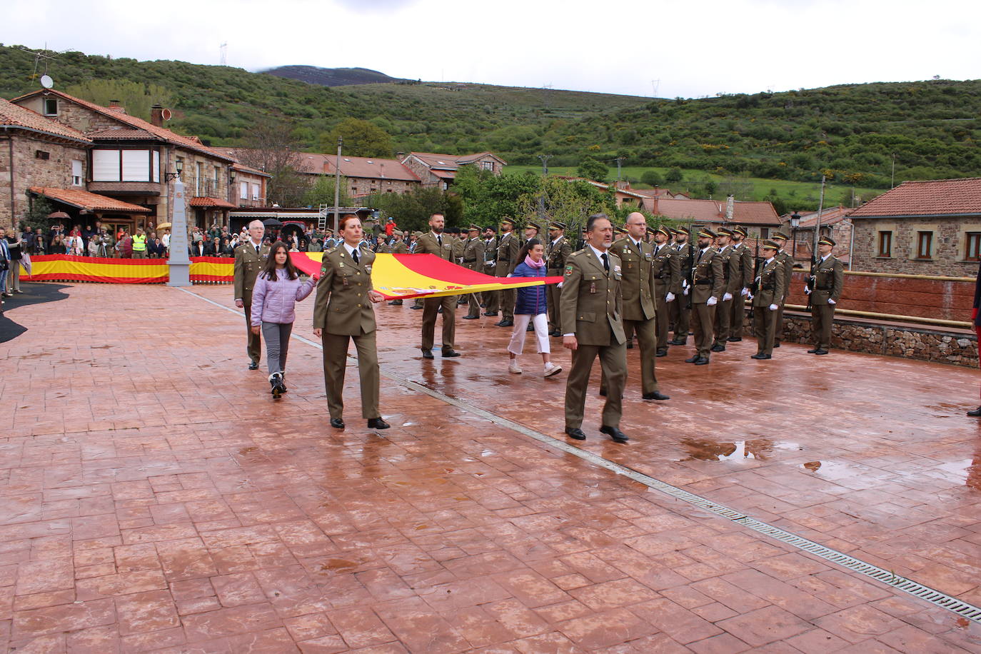 Brañosera rinde homenaje a la bandera de España