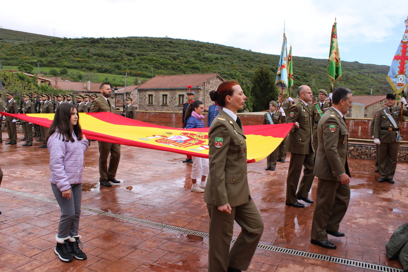 Brañosera rinde homenaje a la bandera de España