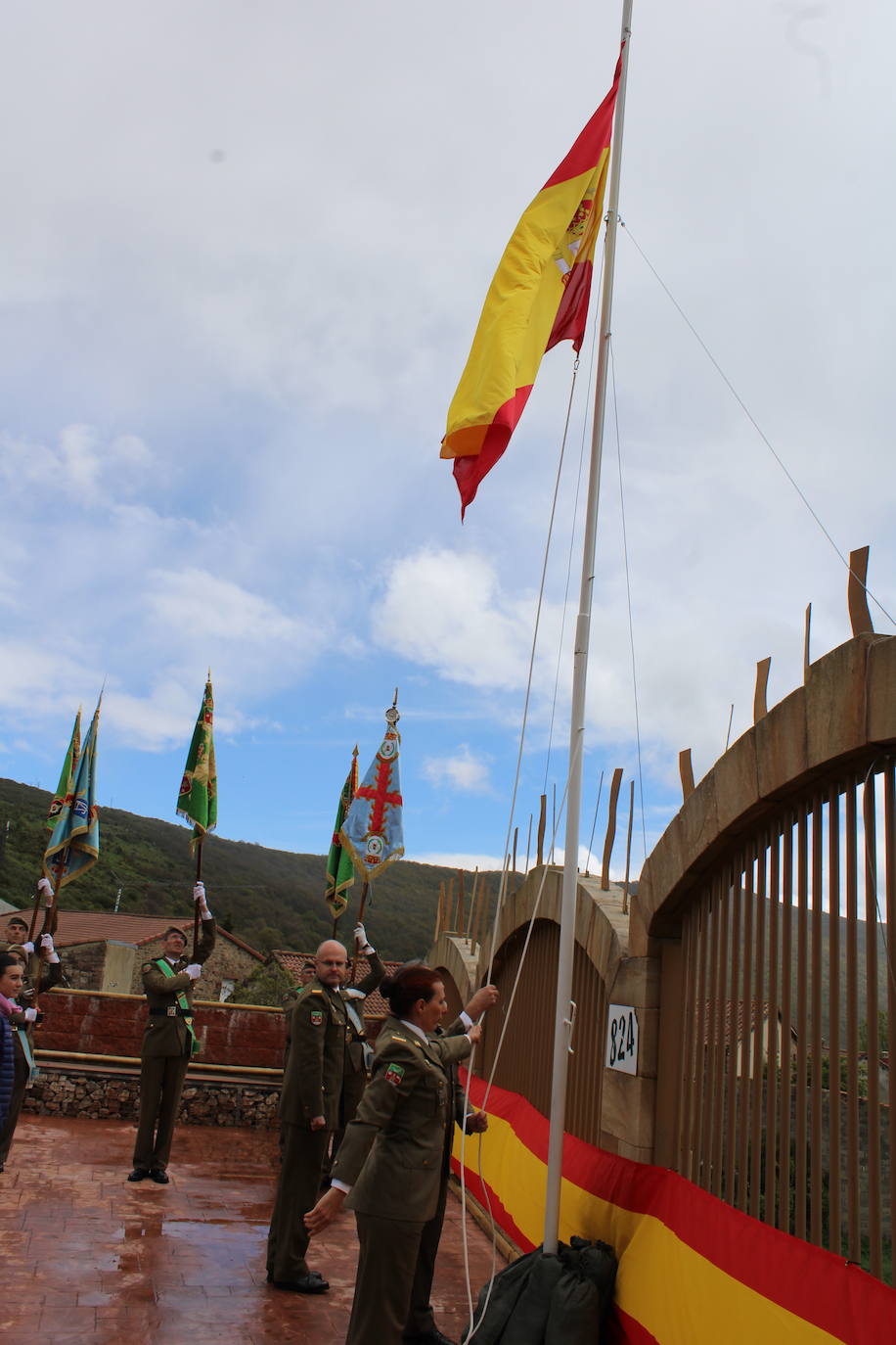 Brañosera rinde homenaje a la bandera de España