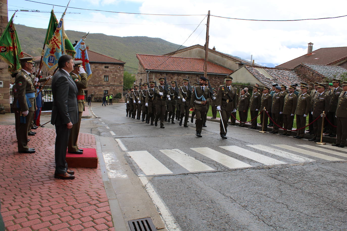 Brañosera rinde homenaje a la bandera de España