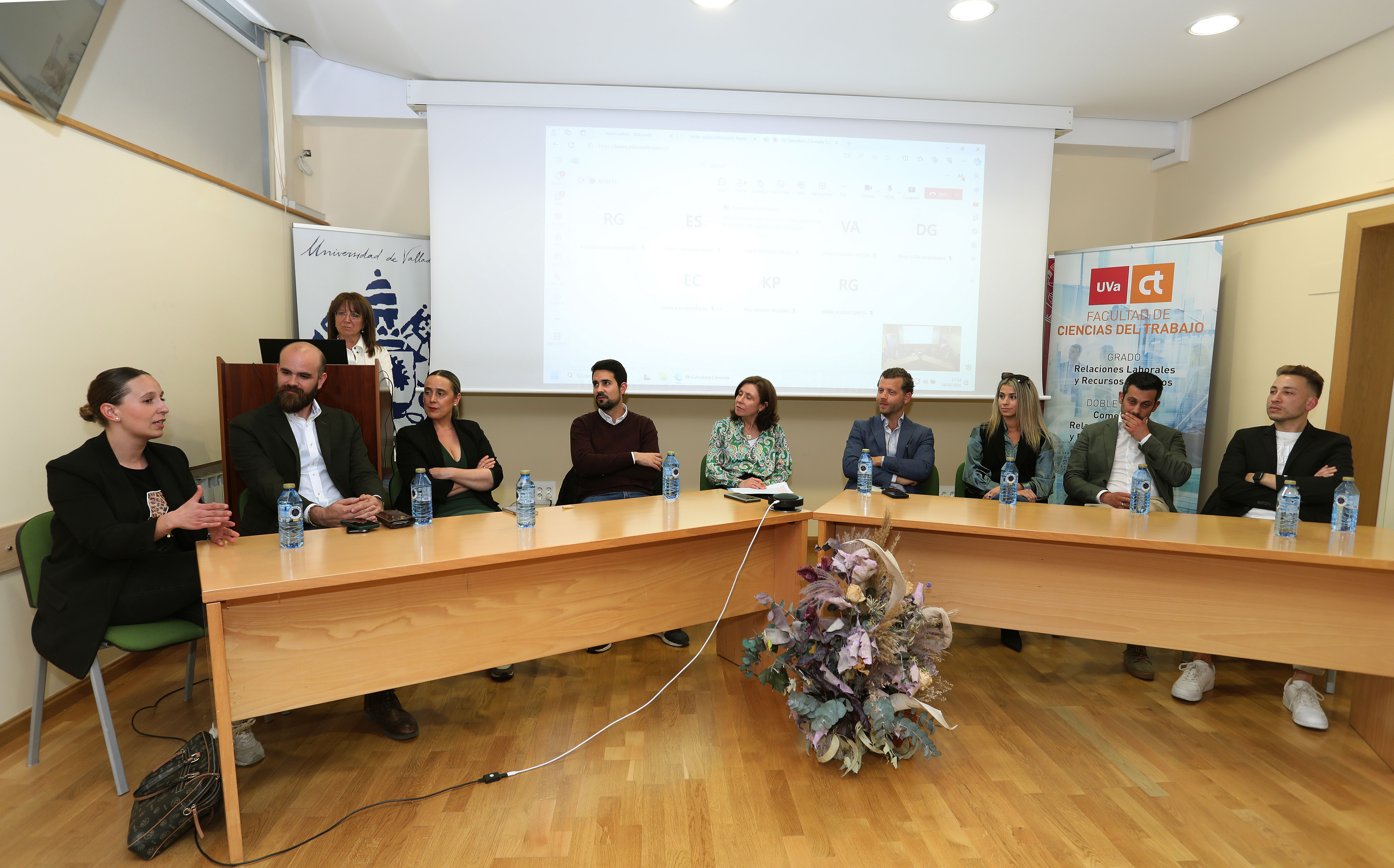 David Fernández, Soledad Fernández, Héctor González, Ana Ortega (de segundo a cuarta por la izquierda), entre los ponentes en la jornada de los diez años de la titulación de Relaciones Laborales, el pasado martes en el Salón de Grados de La Yutera.