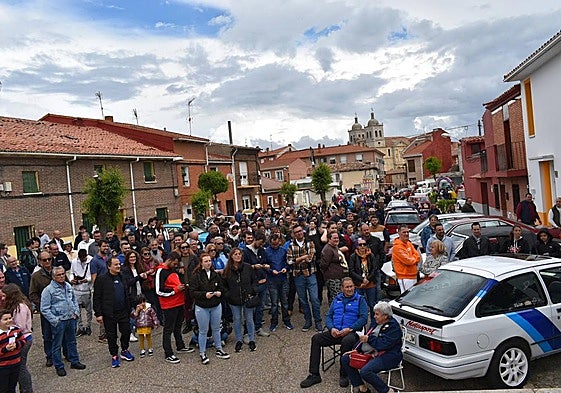 Cientos de personas se citaron en Cigales convertido por un día en museo al aire libre del motor