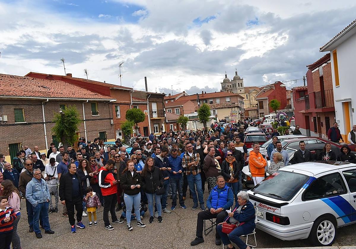 Cientos de personas se citaron en Cigales convertido por un día en museo al aire libre del motor