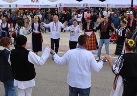 Bailes autóctonos en la Jornada Intercultural del Nordeste de Segovia celebrada este sábado.