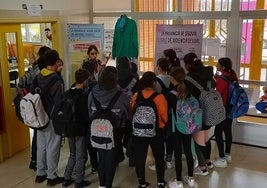 Alumnos del instituto Gil de Biedma de Nava de la Asunción visitan la exposición para desterrar mitos de la violencia sexual.