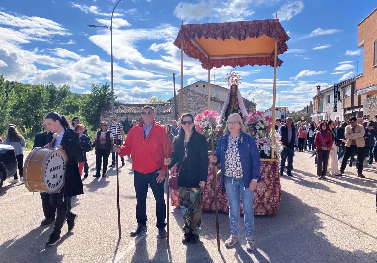 Traslado de la imagen en romería hasta los restos de la ermita en San Miguel del Arroyo, el sábado.