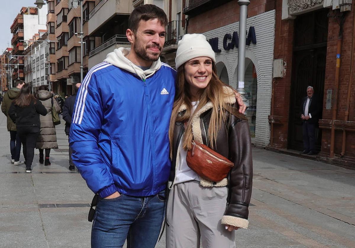 Marta García y Óscar Husillos, en el 'Paseo de la Fama' dedicado a ella en la Calle Mayor.