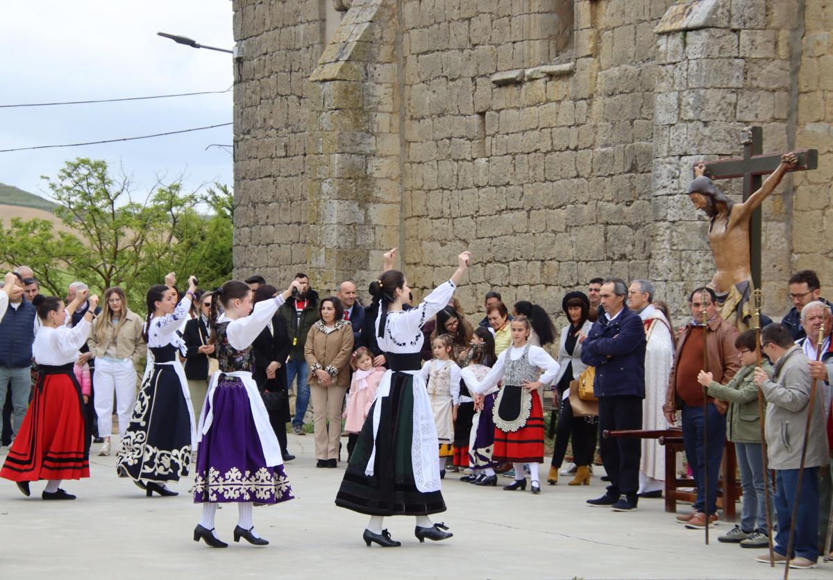 Palacios de Campos honró este domingo al Cristo de las Aguas.