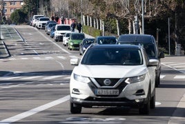 Varios coches circulando por el centro de Valladolid.