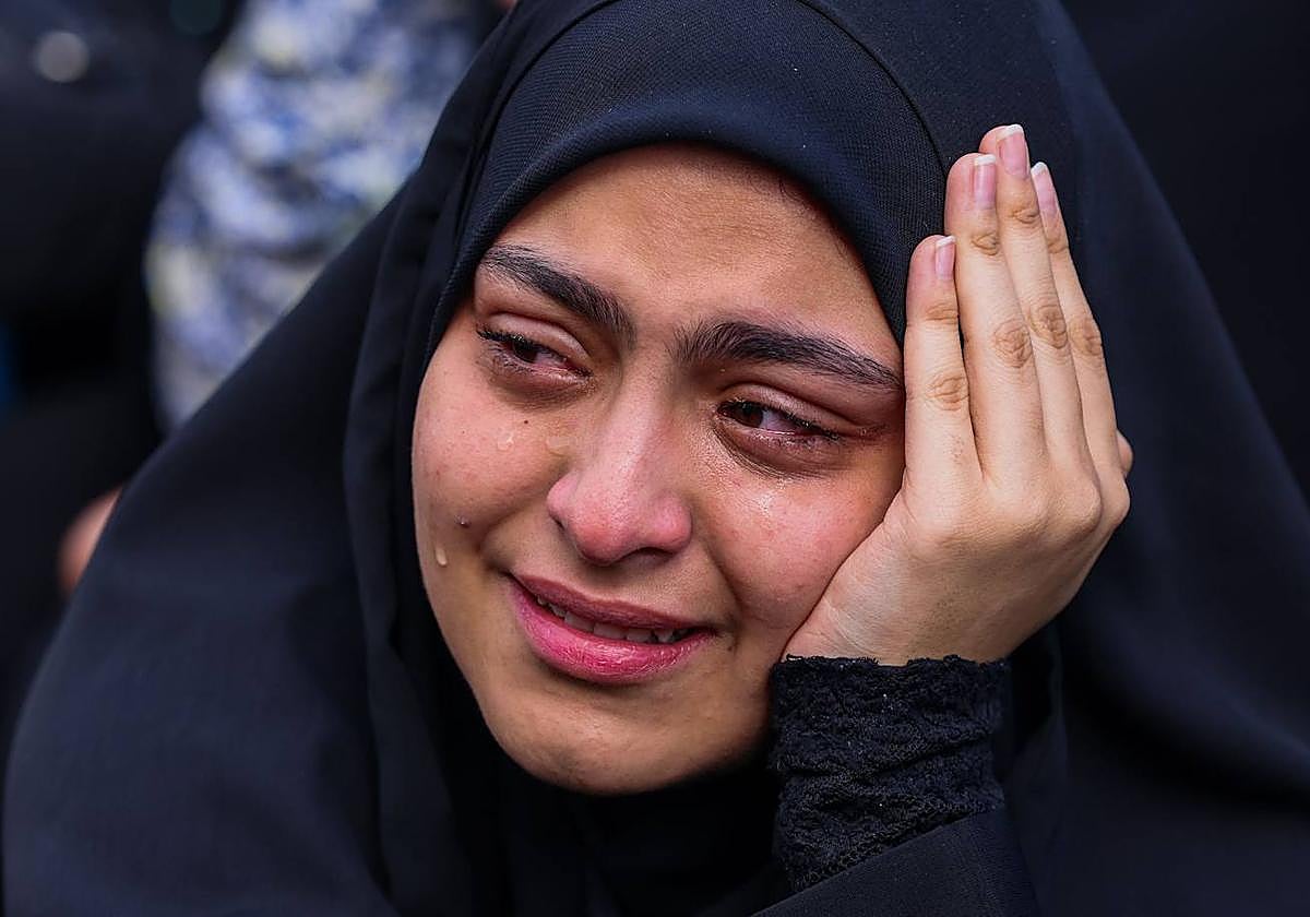 Una mujer iraní llora por la muerte de Ebrahim Raisi.