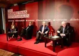 Arriba, Santiago Aparicio (CEOE Castilla y León), Pedro Palomo (Empresa Familiar) y Antonio Miguel Méndez Pozo (Cámaras de Comercio de Castilla y León), junto a Isabel Puig, moderadora de la mesa redonda.