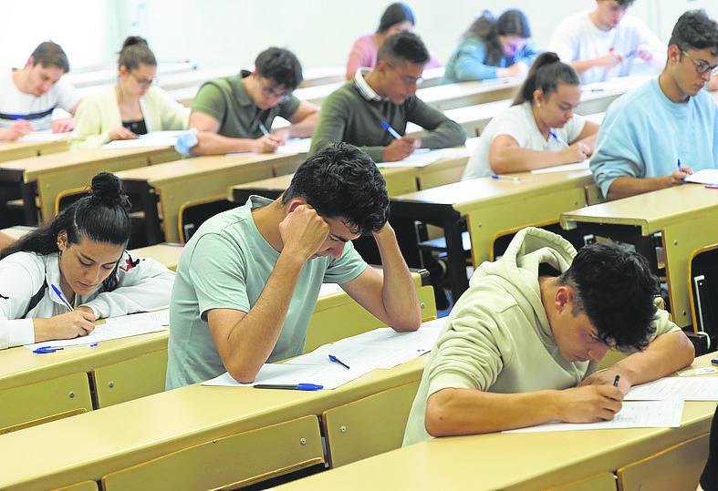 Varios alumnos realizan la prueba de la Ebau en una imagen de archivo.