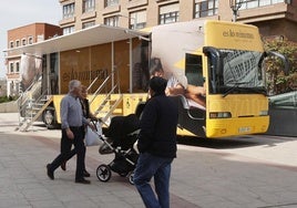 Imagen de archivo de un autobús informativo del IMV en Palencia.