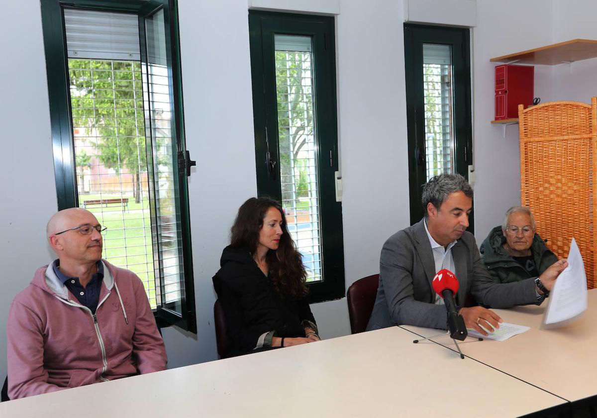 Joaquín Reyes, con Saúl Villameriel, Susana Leal y Petra Alejandro, da a conocer el informe.