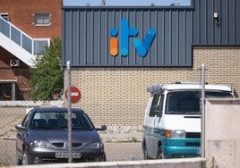 Vehículos estacionados en el exterior de la estación de ITV del polígono de Argales.