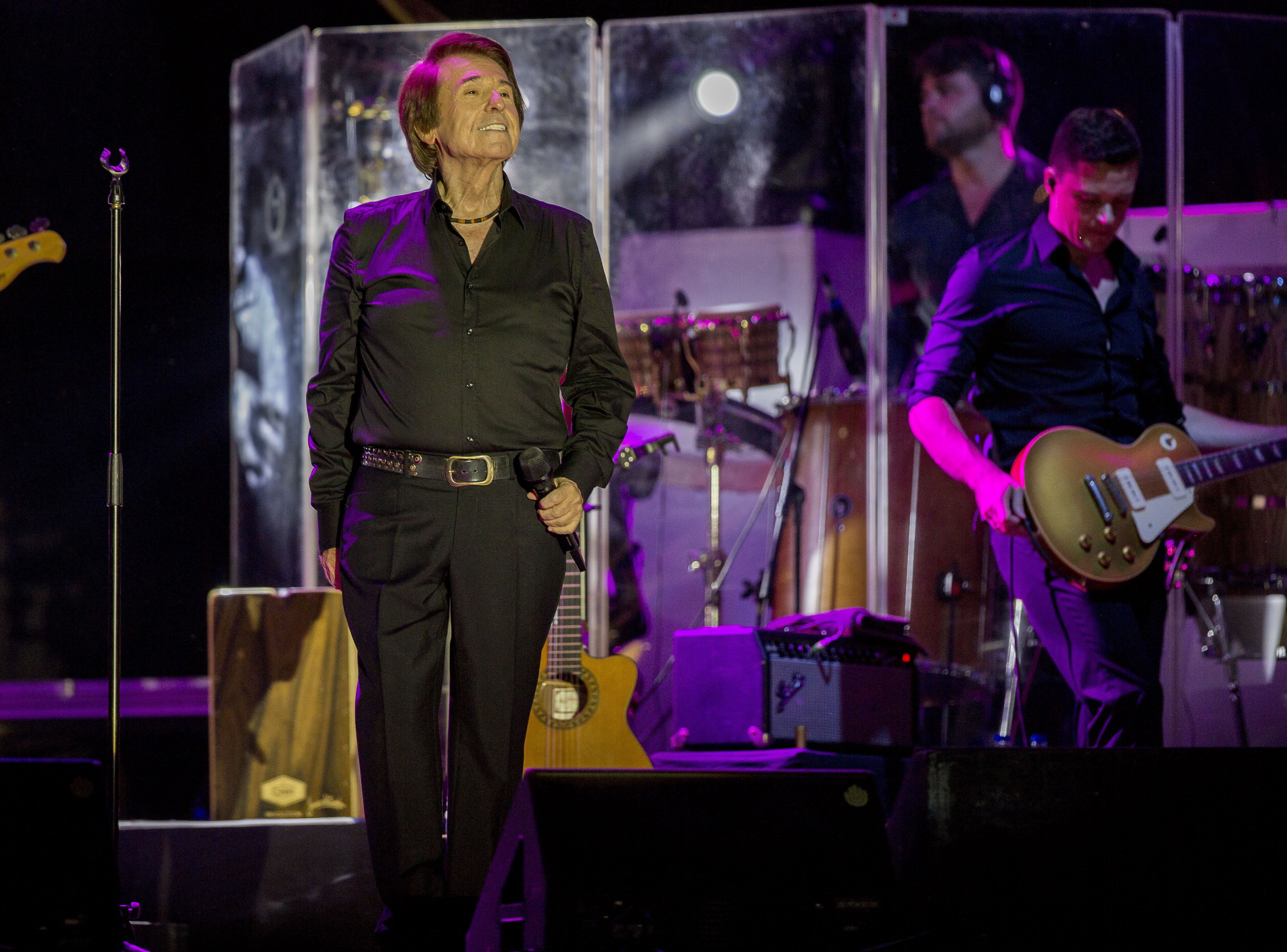 Raphael, durante el concierto en la Plaza Mayor en las Ferias y Fiestas de la Virgen de San Lorenzo de 2018.